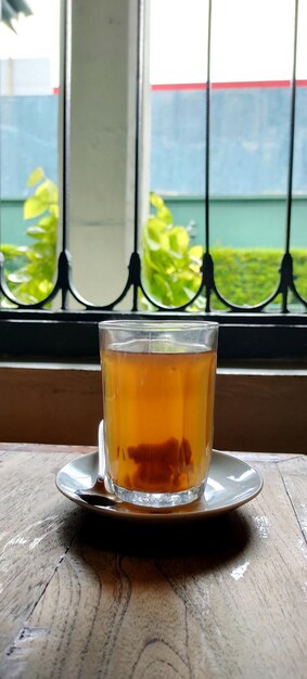 Un verre de thé sur la table.