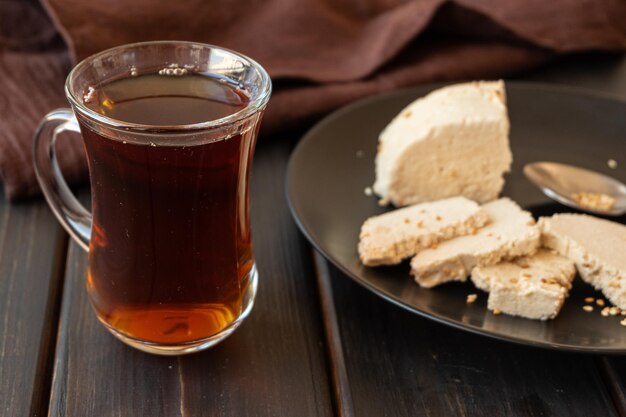 Un verre de thé et tahini halva sur une assiette