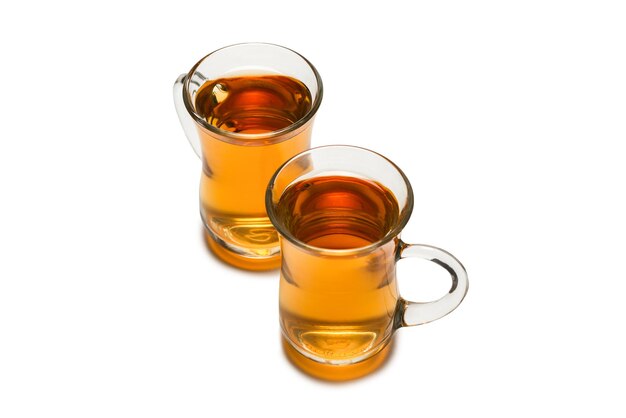 Un verre de thé turc isolé sur fond blanc