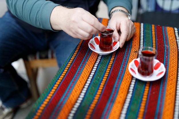 Verre de thé turc mise au point sélective Thé turc traditionnel