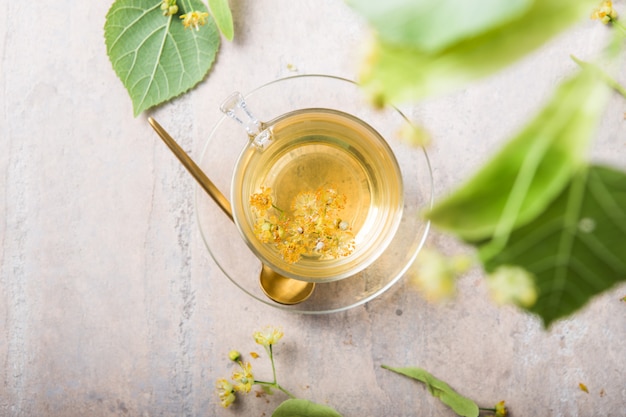 Verre De Tisane Aux Fleurs De Tilleul