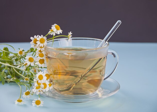 Verre de tisane camomille en bonne santé