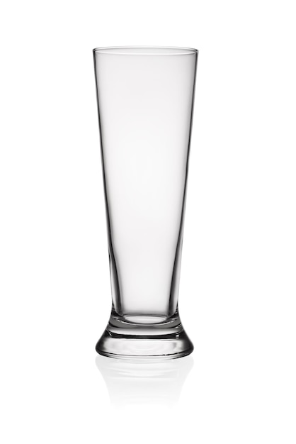 Verre transparent vide pour bière isolé sur blanc