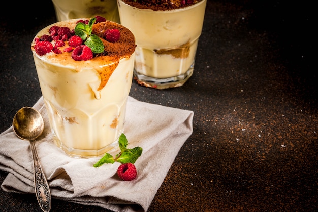 Verre à trois portions avec tiramisu dessert italien, à la menthe et aux framboises