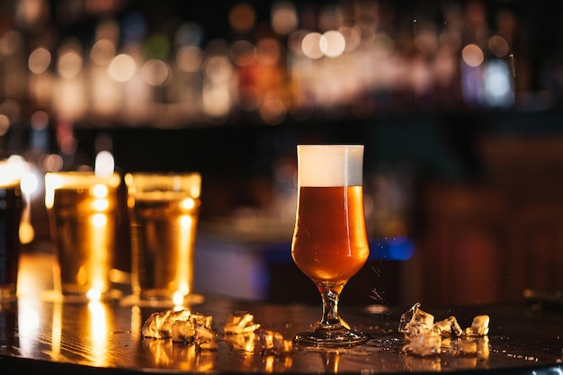 Verre tulipe avec bière pression non filtrée sur le comptoir du bar