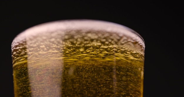 Photo un verre de verre avec une boisson alcoolisée en gros plan