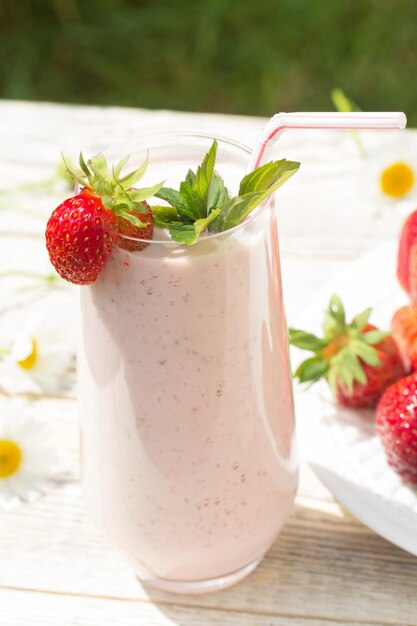 Verre en verre avec cocktail aux fraises