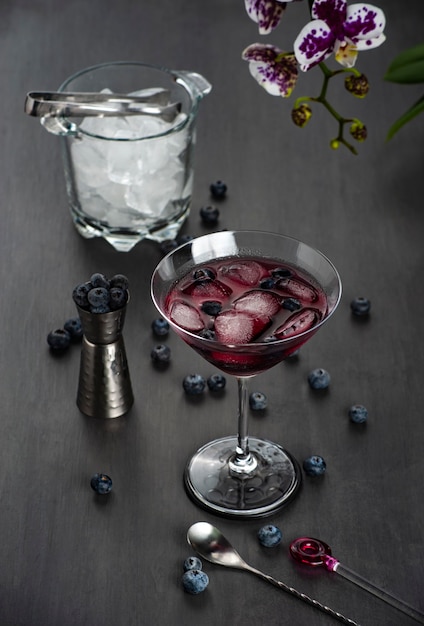 verre avec un verre à cocktail aux myrtilles