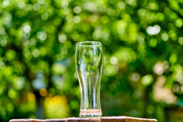 Verre vide de bière sur une table en bois