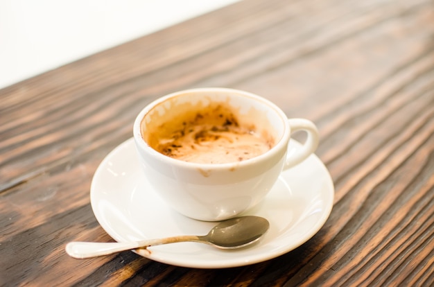 Verre vide de café sur la table en bois