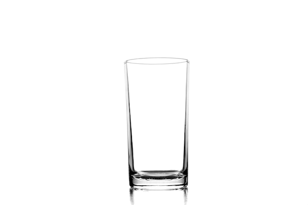 Verre vide d'eau sur fond blanc