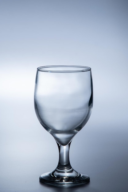 Verre vide sur fond blanc