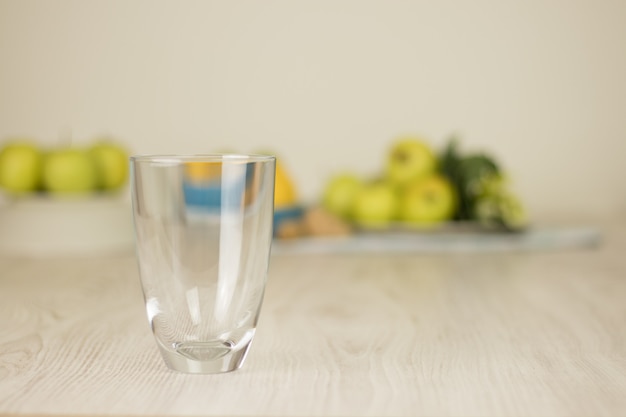 Verre vide avec fond de fruits