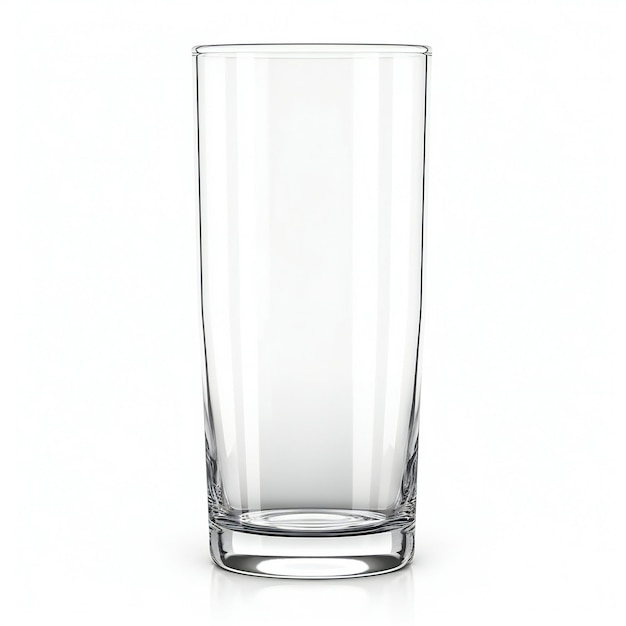 Un verre vide isolé sur un fond blanc