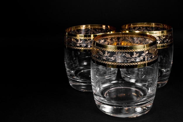 Verre vide pour whisky brandy ou xAbourbon isolé sur fond noir Gros plan photo de tumbler