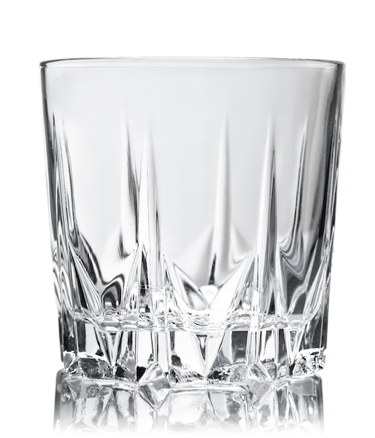 Verre vide pour le whisky sur fond blanc.