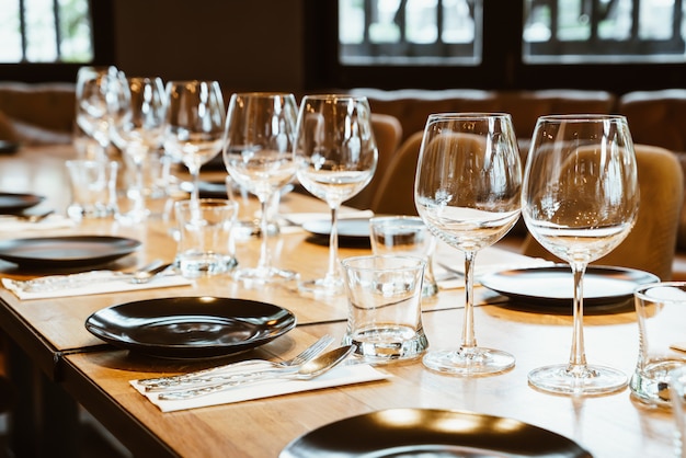 verre vide sur la table à manger