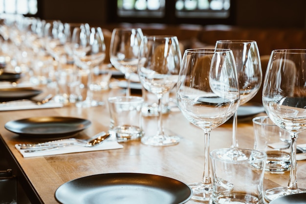 verre vide sur la table à manger