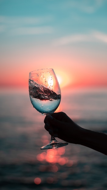 verre de vin au lever du soleil