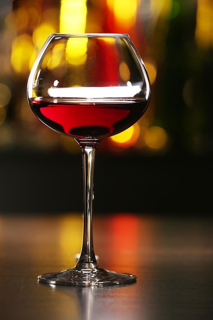 Un verre de vin avec une barre en arrière-plan