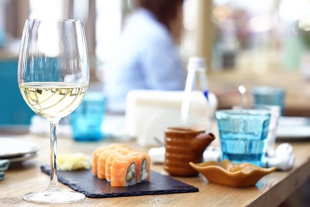 verre de vin blanc au restaurant / vin blanc à l'intérieur du restaurant une table avec des verres de vin, un été romantique