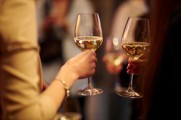 Un verre de vin blanc et de champagne est sur la table. Vin.