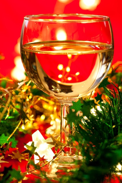 verre de vin blanc avec décoration de Noël très peu profond DOF