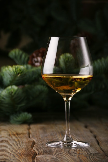 Verre de vin blanc avec épicéa de Noël