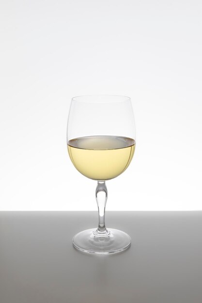 Verre de vin blanc sur fond blanc