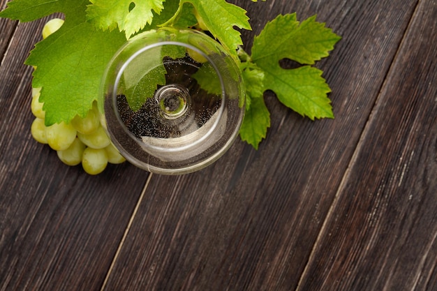 Verre à vin blanc et raisin