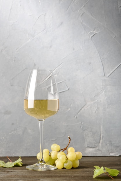 Verre de vin blanc sur une table en bois vintage.