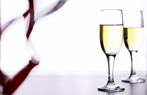 verre de vin blanc sur une table sur un fond blanc isoler