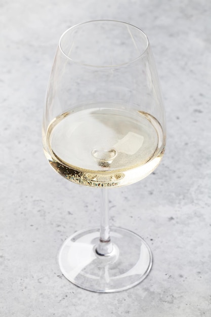 Photo un verre de vin blanc sur une table en pierre