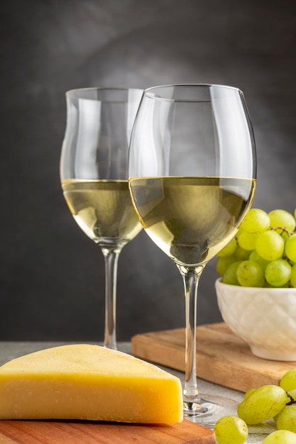 Verre de vin blanc sur la table