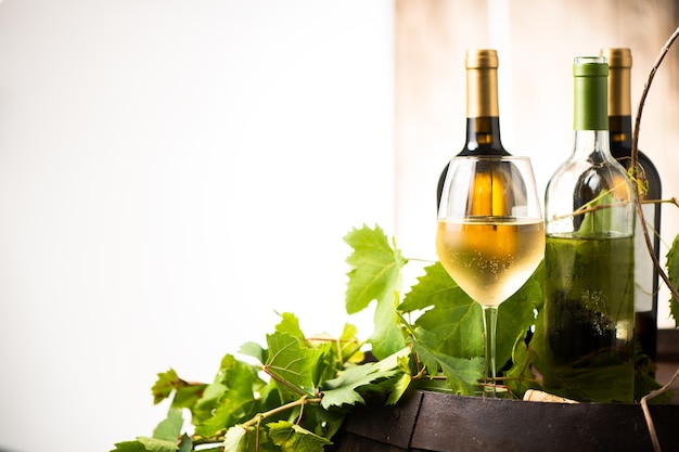 Verre de vin blanc sur un tonneau sur fond blanc