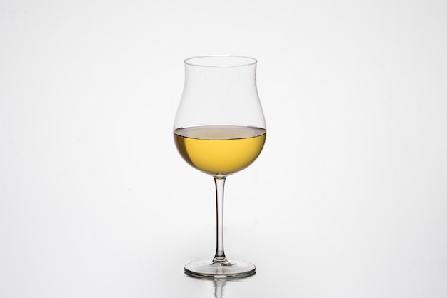 Un verre de vin blanc verre tulipe oenologie caves fond blancxA