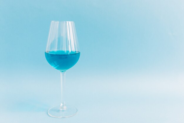 Verre de vin bleu naturel