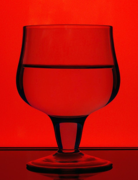 Un verre de vin avec un bon reflet