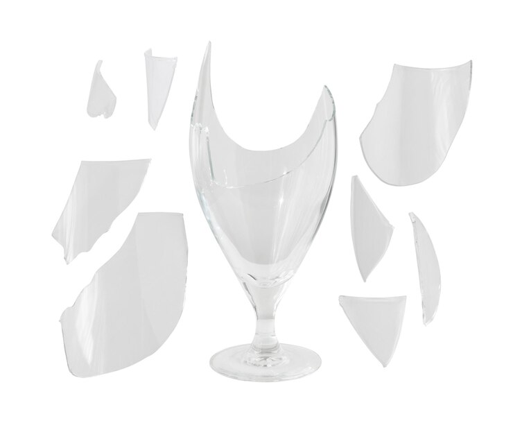 Photo verre à vin cassé et éclats isolés sur fond blanc