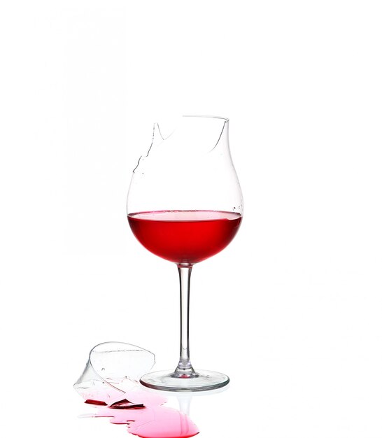 Verre à vin cassé isolé sur blanc