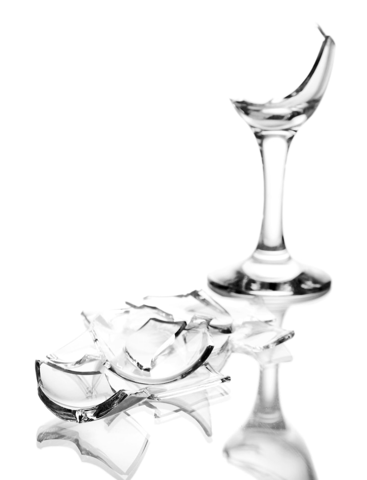 Photo verre à vin cassé isolé sur blanc