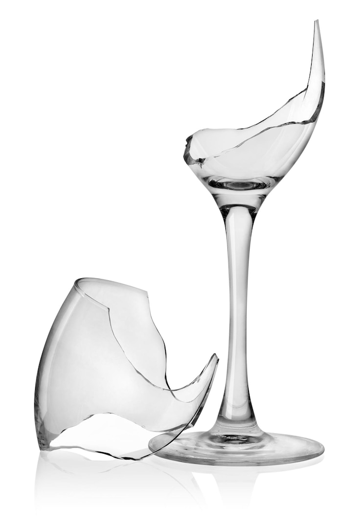 Photo verre à vin cassé isolé sur fond blanc