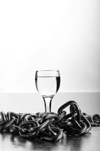 Verre à vin avec des chaînes sur fond blanc