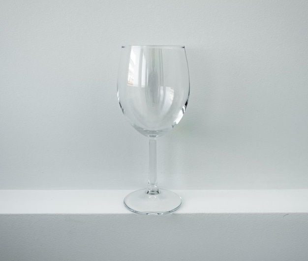 Verre de vin de champagne vide sur maquette de fond blanc isolé pour la vaisselle de boissons et de jus