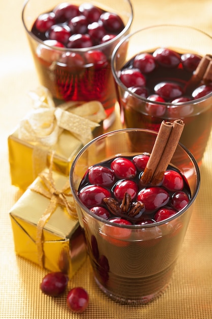 Verre de vin chaud aux canneberges et épices, boisson d'hiver