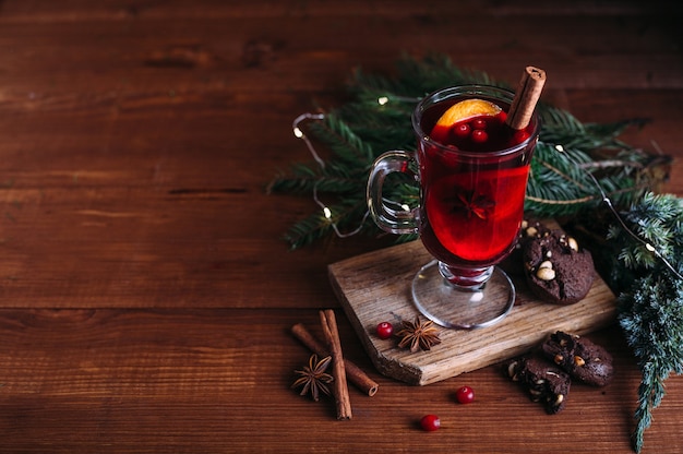 Verre à vin chaud à la cannelle et à l'orange