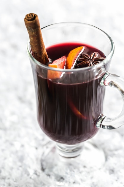 Verre de vin chaud dans la neige