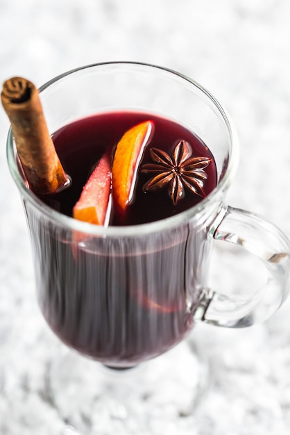 Verre de vin chaud dans la neige