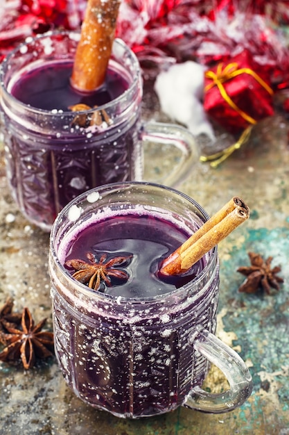 Verre de vin chaud et d'épices