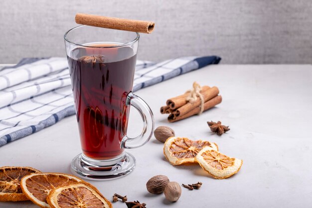 verre de vin chaud sur fond de béton gris